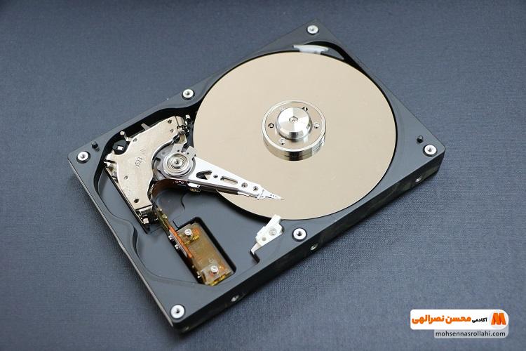   HDD یا harddisk drive یک حافظه دائمی برای ذخیره اطلاعات است